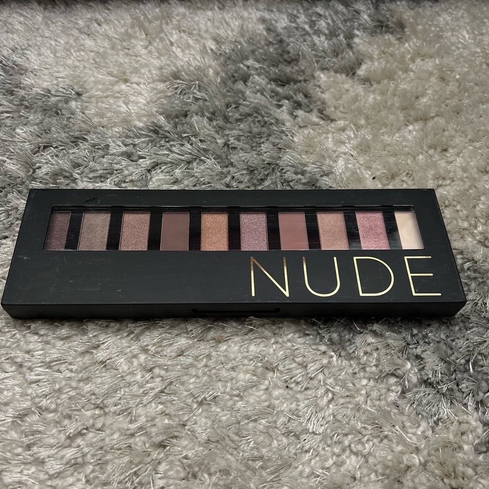 Nude eyeshadow palette